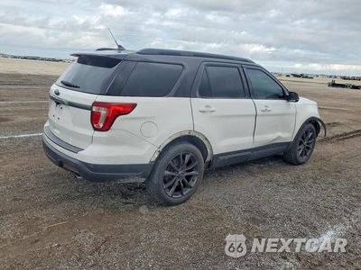 Trzecie zdjęcie samochodu z tyłu: 2019 FORD EXPLORER XLT VIN:1FM5K7D87KGB35085 - miniatura