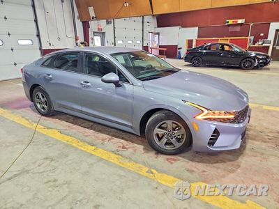 Czwarte zdjęcie samochodu z boku: 2023 KIA K5 LXS VIN:5XXG14J2XPG211637 - miniatura