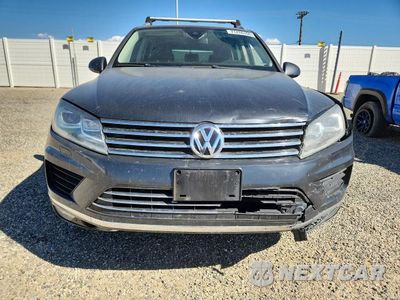 Piąte zdjęcie samochodu w środku: 2016 VOLKSWAGEN TOUAREG SPORT VIN:WVGEF9BP2GD011261 - miniatura