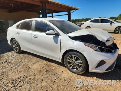 Czwarte zdjęcie samochodu z boku: 2023 KIA FORTE LXS VIN:3KPF24AD7PE556191 - miniatura