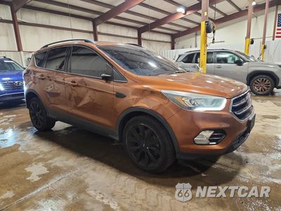 Czwarte zdjęcie samochodu z boku: 2017 FORD ESCAPE SE VIN:1FMCU9G99HUE28322 - miniatura