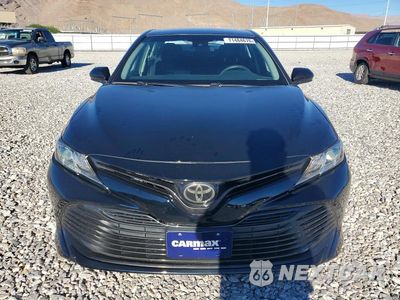 Piąte zdjęcie samochodu w środku: 2018 TOYOTA CAMRY LE VIN:4T1B11HK2JU511216 - miniatura