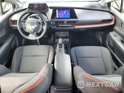 Zdjęcie 8 z 12 samochodu: 2023 TOYOTA PRIUS PRIME SE VIN:JTDACACU7P3000702 - miniatura