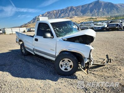 Czwarte zdjęcie samochodu z boku: 2002 CHEVROLET SILVERADO K1500 VIN:1GCEK14V32E229645 - miniatura
