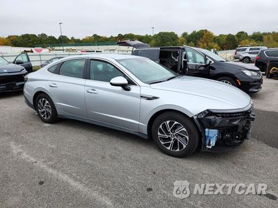 Czwarte zdjęcie samochodu z boku: 2026 HYUNDAI SONATA HYBRID BLUE VIN:KMHL24JJ9TA141665 - miniatura
