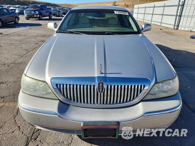 Piąte zdjęcie samochodu w środku: 2005 LINCOLN TOWN CAR SIGNATURE VIN:1LNHM81W15Y624452 - miniatura