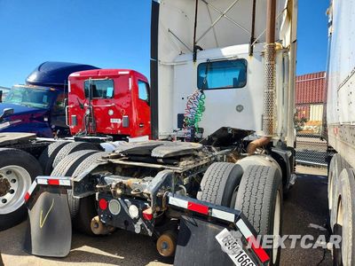 Trzecie zdjęcie samochodu z tyłu: 2016 KENWORTH T680 SEMI TRUCK VIN:1XKYA48X5GJ496575 - miniatura