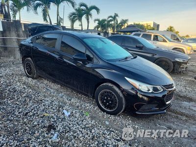 Czwarte zdjęcie samochodu z boku: 2018 CHEVROLET CRUZE LS VIN:1G1BC5SM7J7201022 - miniatura