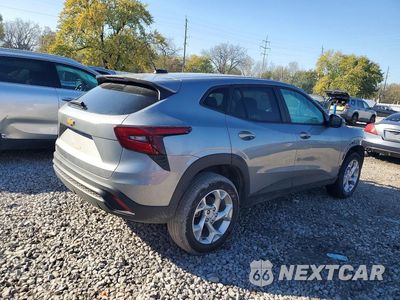 Trzecie zdjęcie samochodu z tyłu: 2024 CHEVROLET TRAX LS VIN:KL77LFE20RC232092 - miniatura