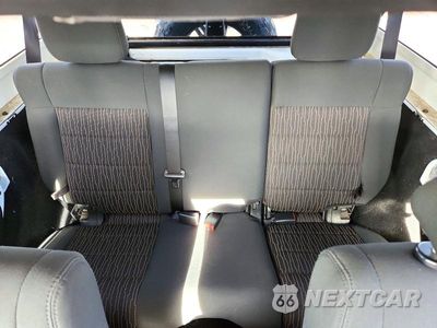 Zdjęcie 10 z 13 samochodu: 2012 JEEP WRANGLER UNLIMITED SAHARA VIN:1C4BJWEG6CL205341 - miniatura