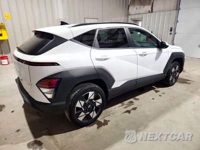 Trzecie zdjęcie samochodu z tyłu: 2025 HYUNDAI KONA SEL VIN:KM8HBCAB2SU196772 - miniatura