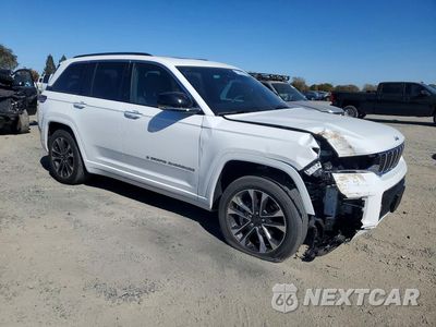 Czwarte zdjęcie samochodu z boku: 2023 JEEP GRAND CHEROKEE OVERLAND VIN:1C4RJHDG9PC559999 - miniatura