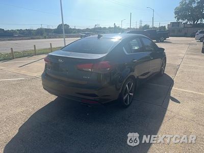 Czwarte zdjęcie samochodu z boku: 2017 KIA FORTE EX VIN:3KPFL4A86HE086897 - miniatura