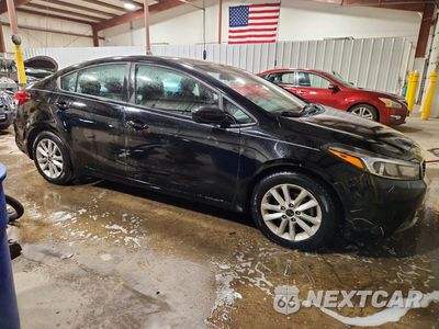 Czwarte zdjęcie samochodu z boku: 2017 KIA FORTE S VIN:3KPFL4A76HE111949 - miniatura
