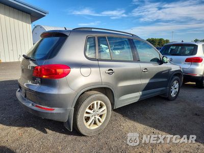 Trzecie zdjęcie samochodu z tyłu: 2016 VOLKSWAGEN TIGUAN S VIN:WVGBV7AX5GW002005 - miniatura