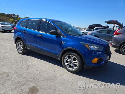 Czwarte zdjęcie samochodu z boku: 2019 FORD ESCAPE S VIN:1FMCU0F76KUB46819 - miniatura