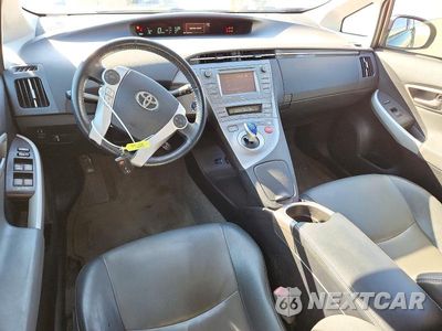 Zdjęcie 8 z 12 samochodu: 2013 TOYOTA PRIUS FOUR VIN:JTDKN3DUXD1677243 - miniatura