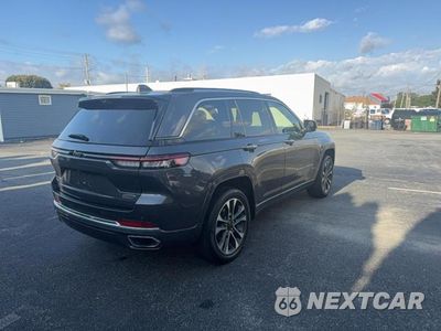 Czwarte zdjęcie samochodu z boku: 2022 JEEP GRAND CHEROKEE OVERLAND VIN:1C4RJHDG6N8621729 - miniatura