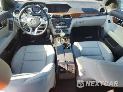 Zdjęcie 8 z 12 samochodu: 2013 MERCEDES-BENZ C 250 VIN:WDDGF4HB7DA823914 - miniatura