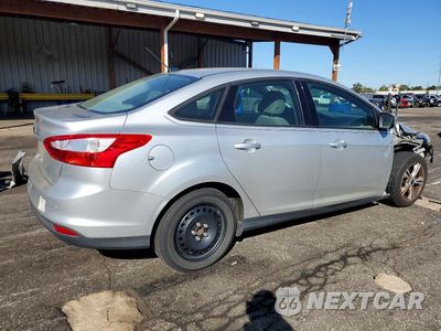 Trzecie zdjęcie samochodu z tyłu: 2014 FORD FOCUS SE VIN:1FADP3F25EL232788 - miniatura