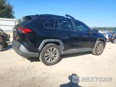 Trzecie zdjęcie samochodu z tyłu: 2020 TOYOTA RAV4 XLE PREMIUM VIN:JTMC1RFV0LD053165 - miniatura