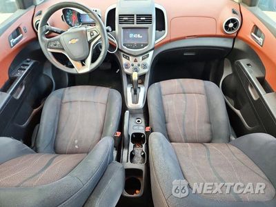 Zdjęcie 8 z 12 samochodu: 2014 CHEVROLET SONIC LT VIN:1G1JC5SH9E4239518 - miniatura