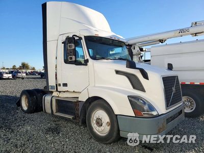 Czwarte zdjęcie samochodu z boku: 2016 VOLVO VNL SEMI TRUCK VIN:4V4N39TG6GN965649 - miniatura