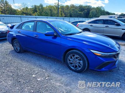 Czwarte zdjęcie samochodu z boku: 2024 HYUNDAI ELANTRA BLUE VIN:KMHLM4DJ9RU094490 - miniatura