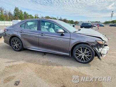 Czwarte zdjęcie samochodu z boku: 2024 TOYOTA CAMRY HYBRID SE VIN:4T1G31AK0RU623650 - miniatura
