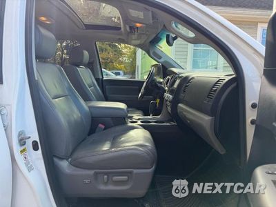 Piąte zdjęcie samochodu w środku: 2014 TOYOTA SEQUOIA SR5 VIN:5TDBY5G10ES100388 - miniatura
