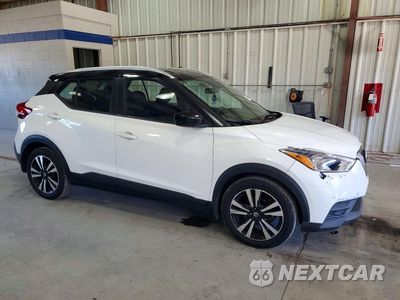 Czwarte zdjęcie samochodu z boku: 2019 NISSAN KICKS SV VIN:3N1CP5CU4KL563159 - miniatura