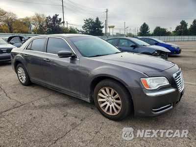 Czwarte zdjęcie samochodu z boku: 2014 CHRYSLER 300 VIN:2C3CCAAG6EH253983 - miniatura