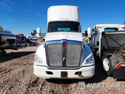 Piąte zdjęcie samochodu w środku: 2014 KENWORTH T680 SEMI TRUCK VIN:1XKYA48X4EJ402389 - miniatura