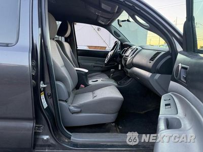 Piąte zdjęcie samochodu w środku: 2015 TOYOTA TACOMA V6 VIN:3TMLU4EN3FM199466 - miniatura