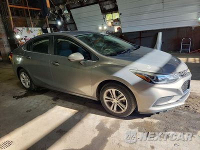 Czwarte zdjęcie samochodu z boku: 2018 CHEVROLET CRUZE LT VIN:1G1BE5SMXJ7123880 - miniatura