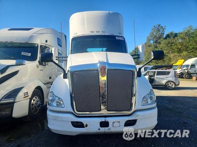 Piąte zdjęcie samochodu w środku: 2015 KENWORTH T680 SEMI TRUCK VIN:1XKYA48X9FJ462461 - miniatura