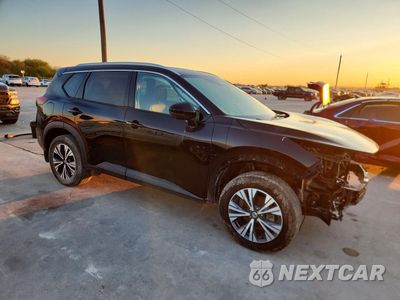 Czwarte zdjęcie samochodu z boku: 2021 NISSAN ROGUE SV VIN:5N1AT3BA6MC733236 - miniatura