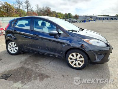 Czwarte zdjęcie samochodu z boku: 2013 FORD FIESTA SE VIN:3FADP4EJ3DM227133 - miniatura