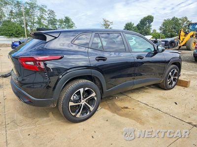Trzecie zdjęcie samochodu z tyłu: 2024 CHEVROLET TRAX 1RS VIN:KL77LGE23RC033415 - miniatura