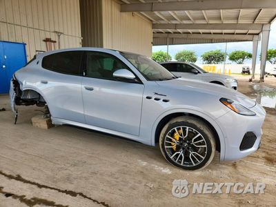 Czwarte zdjęcie samochodu z boku: 2023 MASERATI GRECALE MODENA VIN:ZN682AVM8P7429014 - miniatura