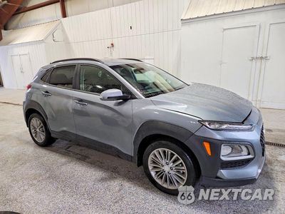Czwarte zdjęcie samochodu z boku: 2020 HYUNDAI KONA SEL PLUS VIN:KM8K6CAA6LU557925 - miniatura