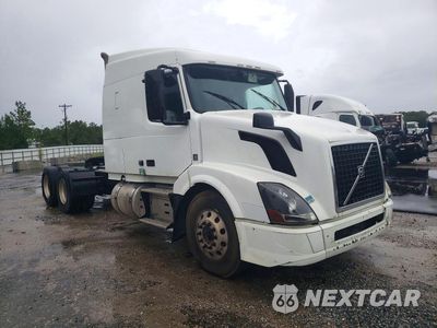Czwarte zdjęcie samochodu z boku: 2018 VOLVO VNL SEMI TRUCK VIN:4V4NC9EH9JN895531 - miniatura