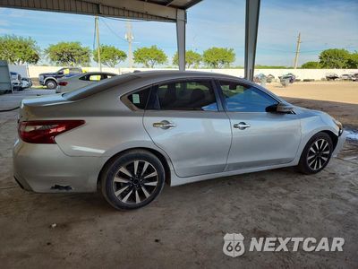 Trzecie zdjęcie samochodu z tyłu: 2018 NISSAN ALTIMA 2.5 SV VIN:1N4AL3AP9JC161008 - miniatura