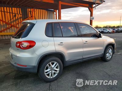 Trzecie zdjęcie samochodu z tyłu: 2011 VOLKSWAGEN TIGUAN S VIN:WVGAV7AX8BW534336 - miniatura