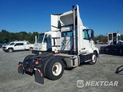 Trzecie zdjęcie samochodu z tyłu: 2018 VOLVO VNL SEMI TRUCK VIN:4V4N39TG6JN892435 - miniatura