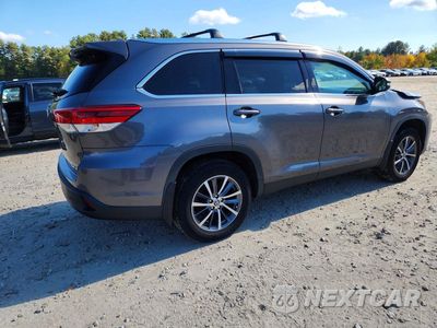 Trzecie zdjęcie samochodu z tyłu: 2019 TOYOTA HIGHLANDER XLE VIN:5TDJZRFH4KS623472 - miniatura