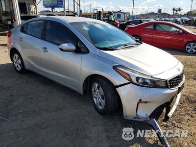 Czwarte zdjęcie samochodu z boku: 2017 KIA FORTE LX VIN:3KPFK4A71HE023782 - miniatura