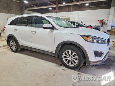 Czwarte zdjęcie samochodu z boku: 2017 KIA SORENTO LX V6 VIN:5XYPGDA55HG235043 - miniatura
