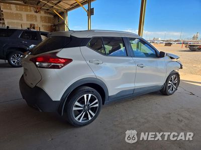 Trzecie zdjęcie samochodu z tyłu: 2018 NISSAN KICKS SV VIN:3N1CP5CU2JL510913 - miniatura