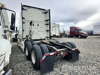 Drugie zdjęcie samochodu z przodu: 2018 FREIGHTLINER CASCADIA 126 SEMI TRUCK VIN:3AKJHHDRXJSJR0388 - miniatura